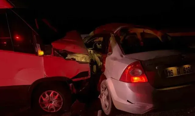 Bursa'da otomobil kamyonet ile çarpıştı: 2 yaralı