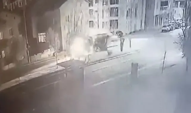 Tırın devrildiği anlar güvenlik kamerasına yansıdı