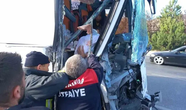 Afyonkarahisar'da yolcu otobüsü kamyona çarptı: 20 yaralı