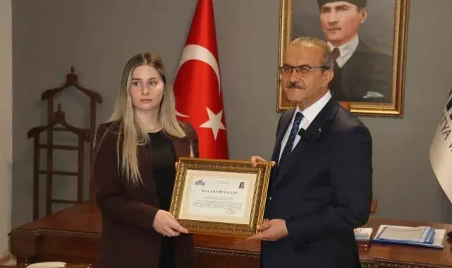 Şura öğretmene başarı ödülü