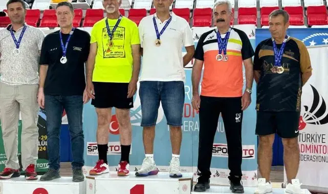 Badminton sporcusu öğretim üyesinden 2 altın madalya başarısı