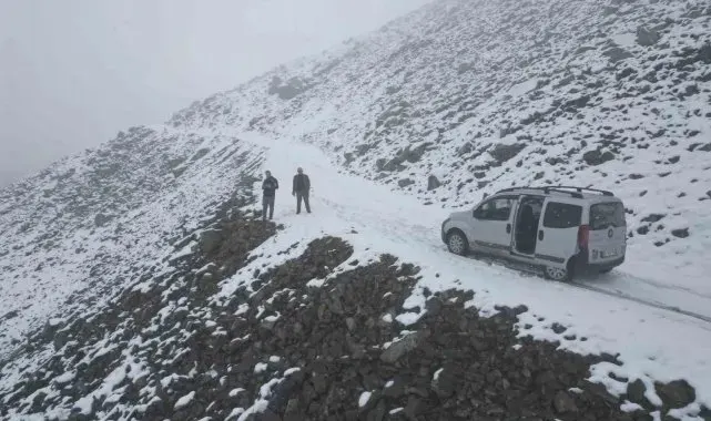 Bayburt'ta yaylalar beyaz örtüyle kaplandı
