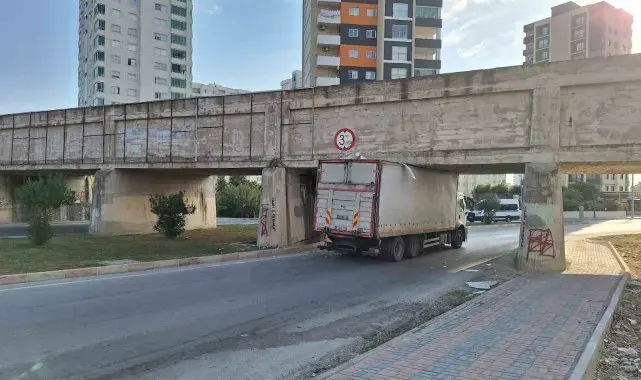 Kamyon köprü altında sıkıştı