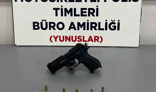 Kütahya'da silah ve uyuşturucu bulunan araçtaki 2 kişi gözaltına alındı