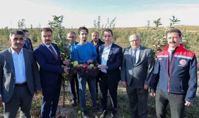 Vali Karakaya, Ahlat'ta elma bahçesini gezdi