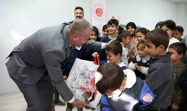 Ağrı'da ihtiyaç sahibi öğrencilere kışlık giysi desteği