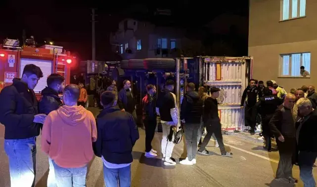 Virajı alamayan tır devrildi, yükü binanın bahçesine döküldü: 1 yaralı