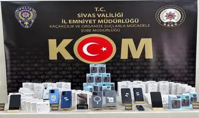 Sivas'ta onlarca kaçak telefon ve aksesuarları ele geçirildi