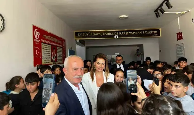 Öğrenciler istedi Ebru Yaşar söz verdi