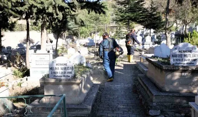Mezarlıklarda kış temizliği