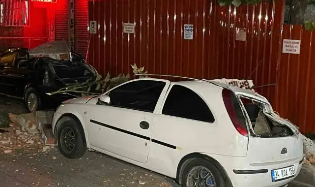Esenler'de metruk binanın çatısı araçların üzerine çöktü
