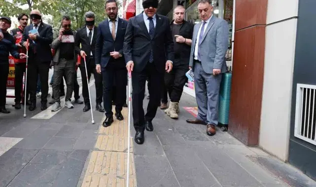 Vali Usta gözünü bağlayıp, engelliler yolunda bastonla yürüdü