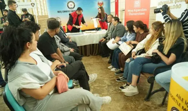 Muş'ta "El Ele Güvenli Geleceğe" projesi kapsamında bilgilendirme standı kuruldu