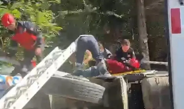Sakarya'da çöp kamyonu devrildi: Araç içerisinde sıkışan sürücü yaralandı