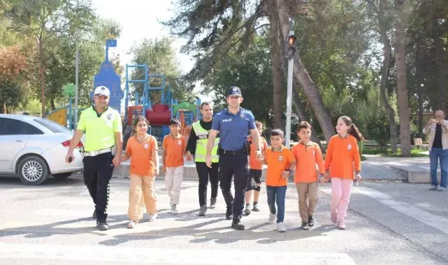 Okul önünde hem eğitim hem denetim