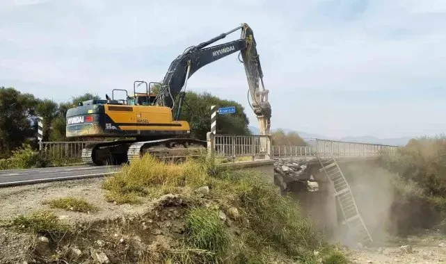 Hisarcık'ta 70 yıllık köprünün yıkımına başlandı