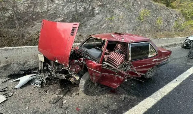 Bilecik'te 2 araç kafa kafaya çarpıştı, 2 kişi yaralandı