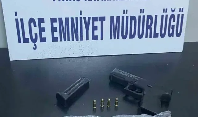 Payas'ta durdurulan araçta silah ve uyuşturucu ele geçirildi