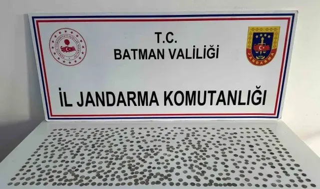 Batman'da ellerinde bulunan tarihi sikkeleri satmaya çalışan 2 kişi yakalandı