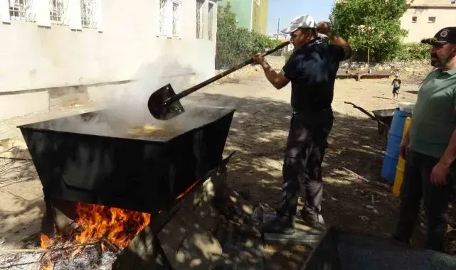 Gercüş'te dev kazanlarda bulgur kaynatma geleneği devam ediyor