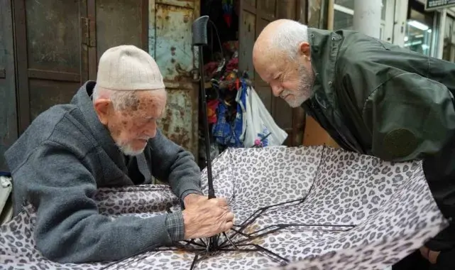 Türkiye'nin en yaşlı şemsiye tamircisi