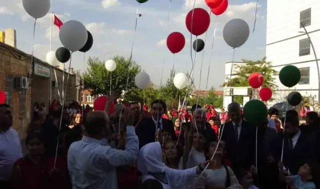 Batman'da Filistin'e destek için öğrenciler gökyüzüne balon bıraktı