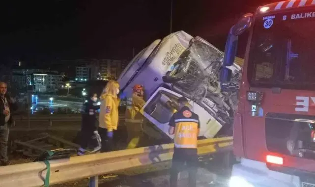 Bandırma'da yoldan çıkan kamyon tabelaya çarptı: 1 yaralı