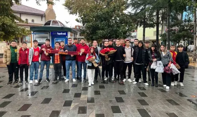 Taraftar grupları kadınlara çiçek verdi