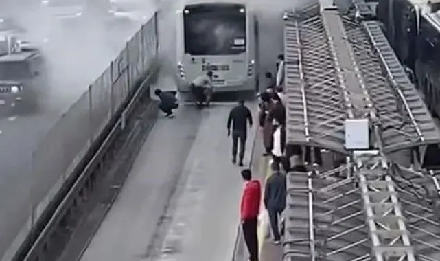 Sefaköy metrobüs durağında yangın paniği