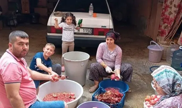 Sarıgöl'de evlerde nar ekşisi yapımına başlandı