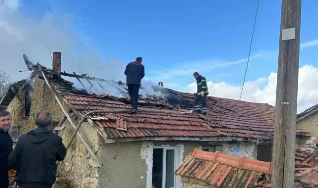 Baca temizliği yaparken samanlık ile evini yaktı