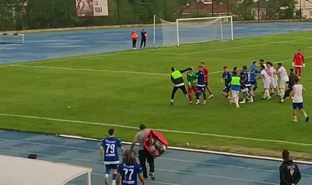 Karabük'te amatör lig maçında bitiş düdüğüyle saha karıştı
