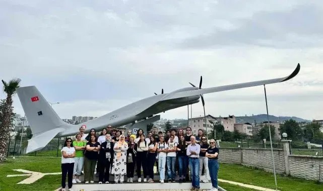 Avrupalı öğrencilerden Akıncı TİHA pozu