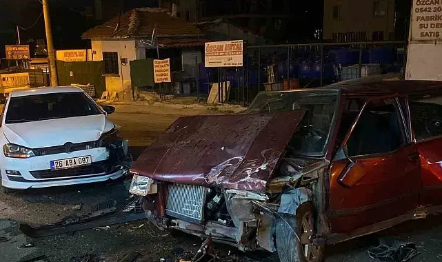 Eskişehir'de 2 otomobil kafa kafaya çarpıştı
