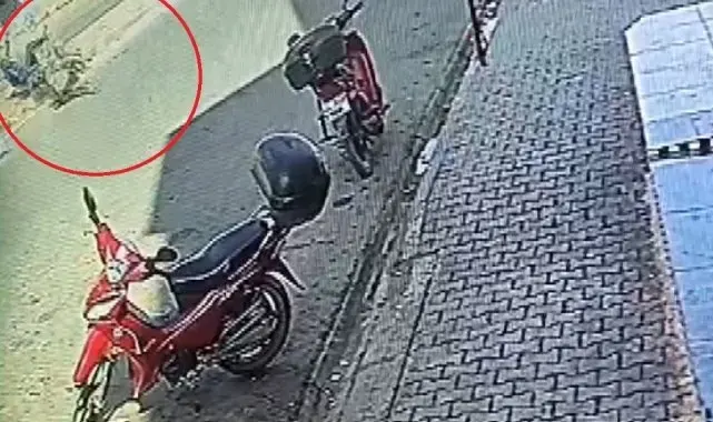 Motosikletin çarptığı yaşlı adamın savrulduğu anlar kamerada
