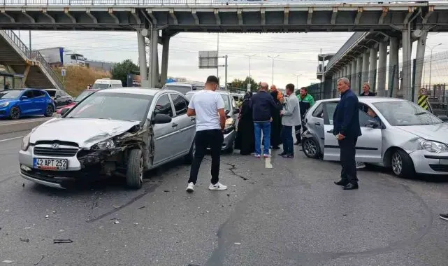 Esenyurt E-5 karayolunda 4 araç zincirleme kazaya karıştı: 1 yaralı