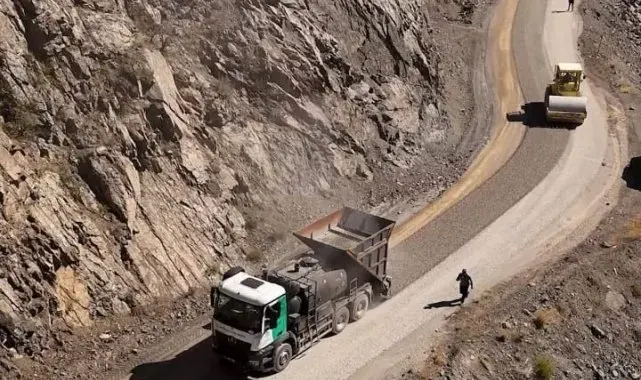 Erzincan'da kış öncesi köy yolları sıkıntısız ulaşıma hazır hale getirildi