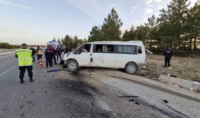 Karaman'da tarım işçilerini taşıyan minibüs devrildi: 2 ölü, 13 yaralı