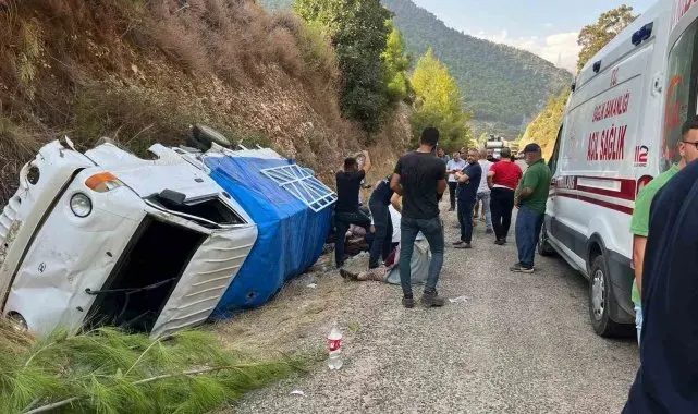 Antalya'da yoldan çıkan kamyonet devrildi: 1'i ağır 8 yaralı