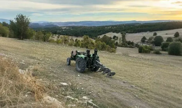 Domaniç'te devrilen traktörün altında kalan çiftçi hayatını kaybetti