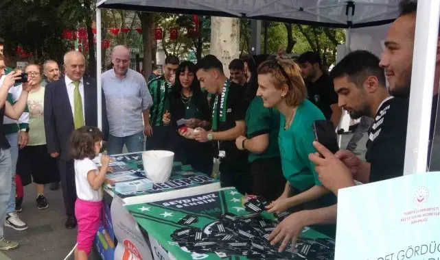 Kocaelispor 'Dünya Kız Çocukları Günü'nde kız çocuklarına hediye dağıttı