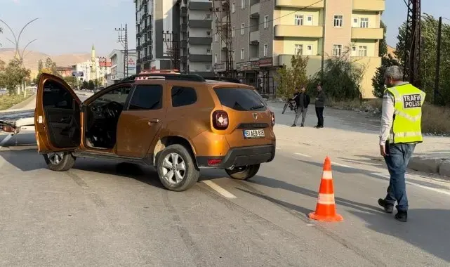 Yüksekova'da yolun karşısına geçmek isteyen kıza araba çarptı