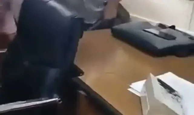 Öfkelendi, müdür odasına balyozla dalıp masayı parçaladı
