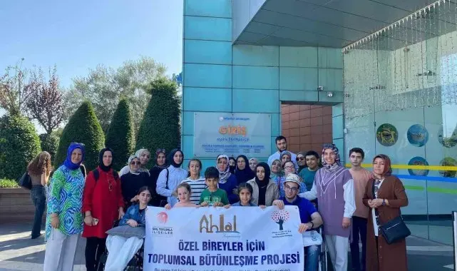 Ahlatlı engelliler İstanbul'un tarihi ve turistik mekanlarını gezdi
