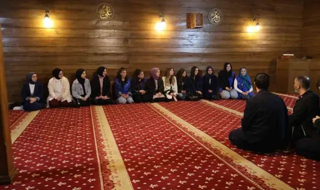 Gönüllü gençler, tarihi camiyi inceledi