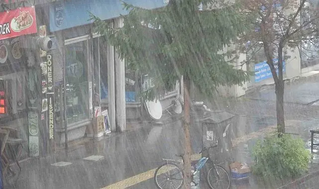 Kars'ta sağanak ve dolu etkili oldu: Cadde ve sokaklar göle döndü