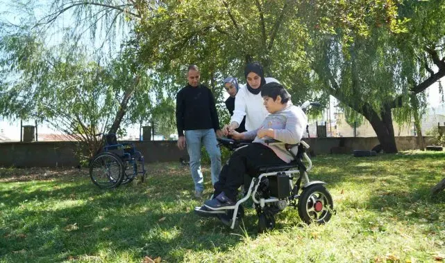 İyilik Ailesi'nden Muşlu Betül'e akülü sandalye desteği