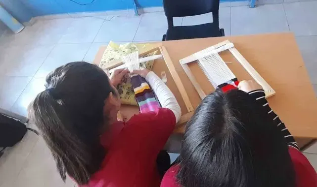 Kars'ta öğrencilere kilim dokuyor