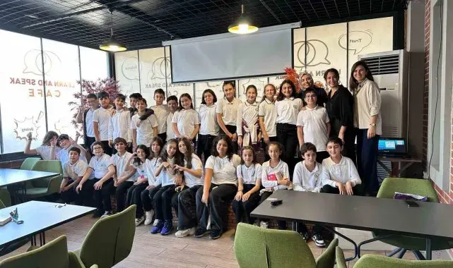 Bu kafede İngilizce öğreniyorlar