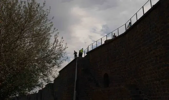UNESCO listesindeki Diyarbakır Surları'na demir korkuluk takıldı